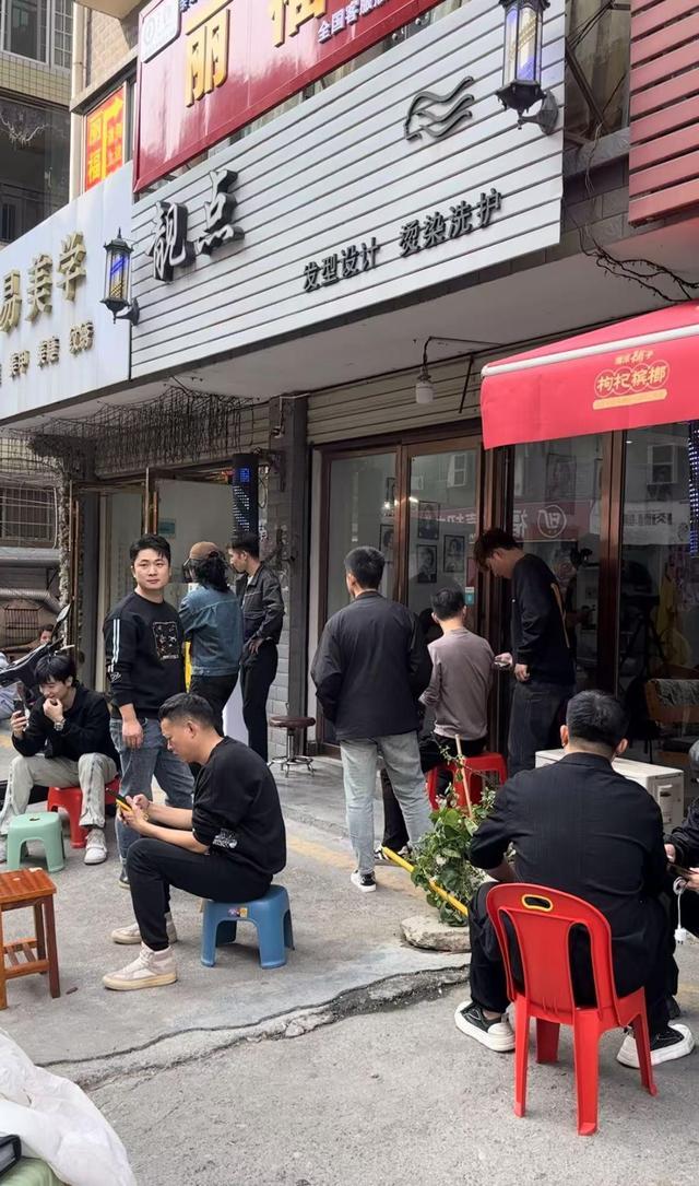 湖南夫妻理发店因听劝爆火 诚信经营获赞