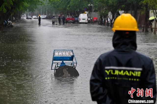 强降雨致海口街道严重积水 多部门紧急抢排