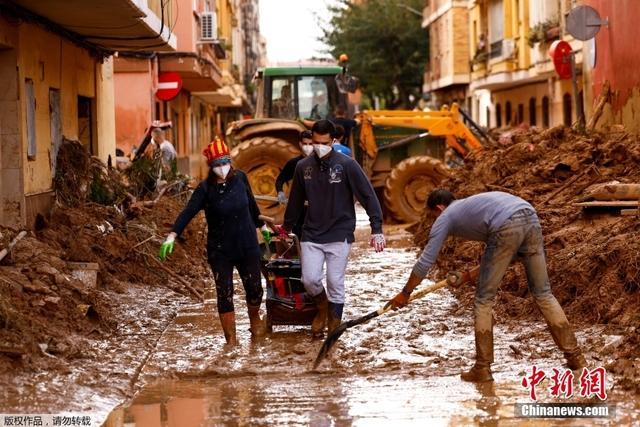 西班牙洪灾致至少214人死亡 政府增派士兵救援