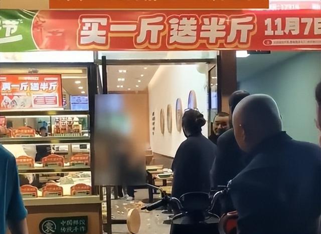 男子怀疑商家少煮一个饺子怒砸店铺 店内桌椅被掀翻食物散落一地