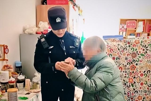 老人被诱导买保健品 民警劝阻保住养老钱 快递员及时发现异常