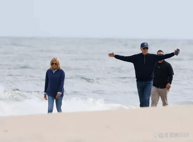 拜登在沙滩上艰难行走 身体状况引关注