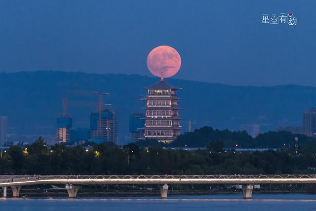 今年最后一次超级月亮来了 夜空中的绝美景象