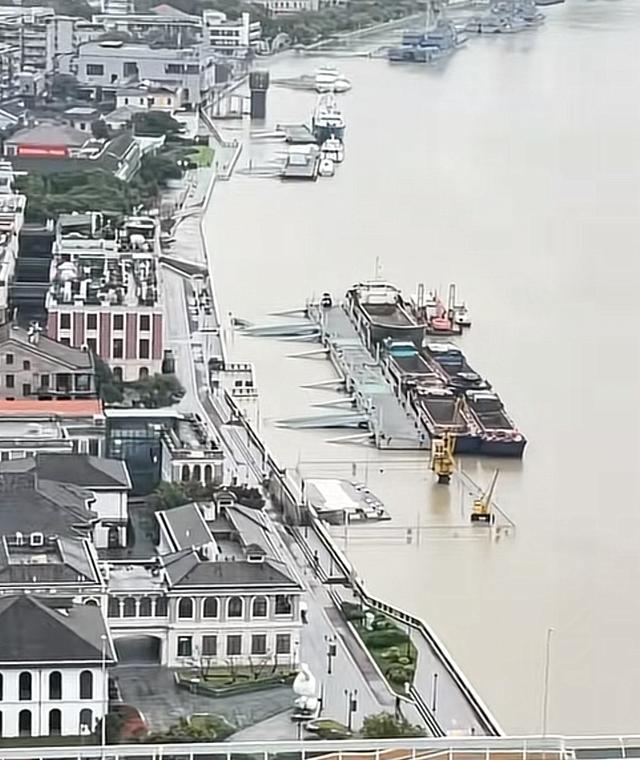 浙江宁波舟山多地现海水倒灌