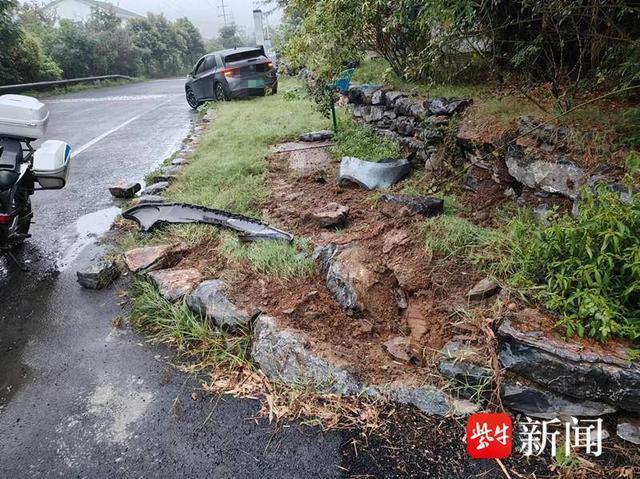 疑把油门当刹车 轿车撞破栏杆冲上街 弯道操作不当引发