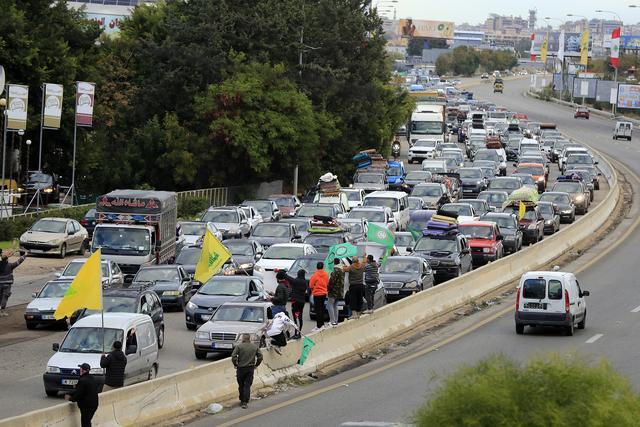 黎巴嫩人得知停火回家大堵车 返乡之路拥堵不断