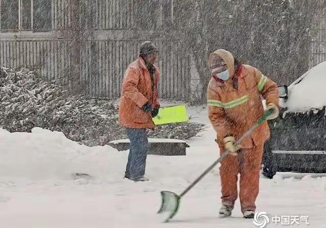 鹤岗暴雪27人被困深山民警徒步救出 极端天气下的温暖救援