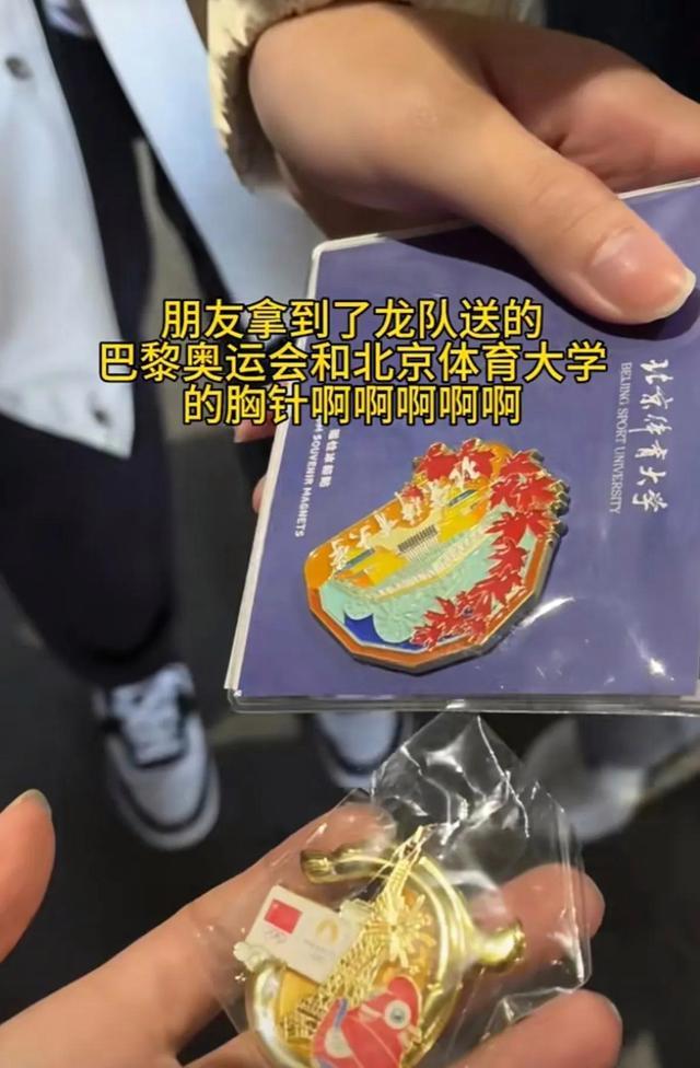 马龙和马英九切磋乒乓球 现场人气爆棚