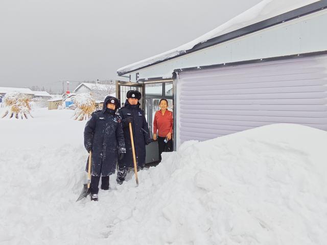 鹤岗暴雪独居老人门被堵民警救援 风雪中紧急驰援