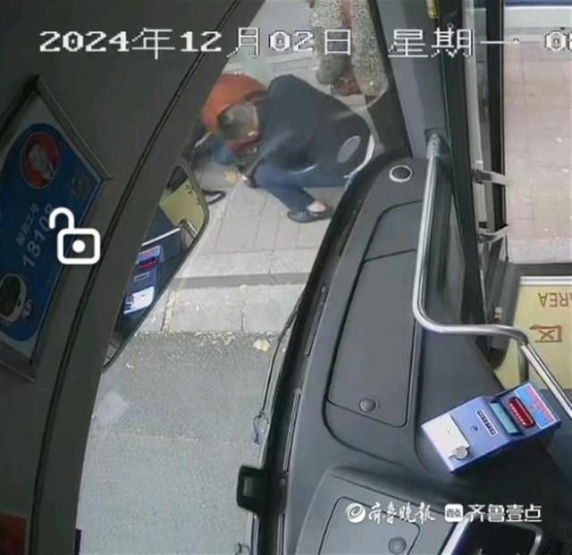 暖心！老人摔倒 3男子不约而同跑上前搀扶