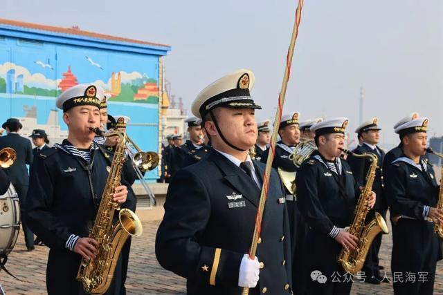 俄罗斯舰艇编队抵达中国青岛访问 深化中俄海军交流合作