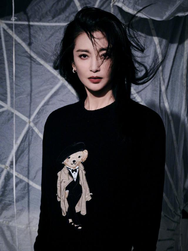 李冰冰52岁依旧美丽动人，岁月下的优雅与坚韧