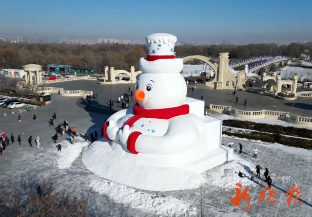 哈尔滨大雪人原来是挖出来的 4000立方米雪堆匠心打造