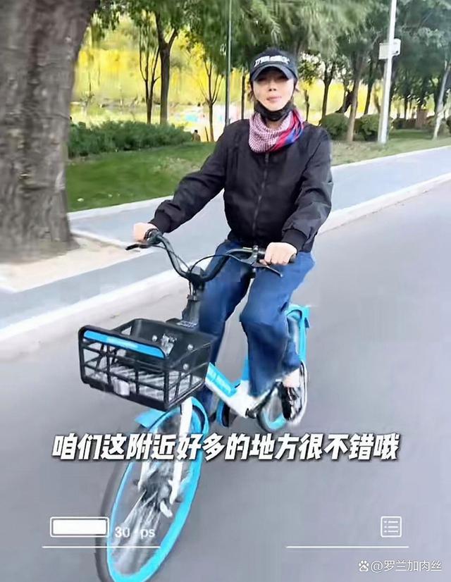 于晓光带秋瓷炫骑共享单车 共享甜蜜时光