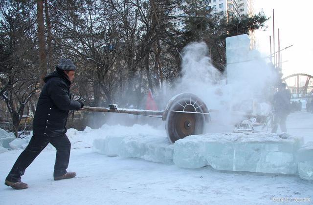 新疆阿勒泰无人机高空砸冰除雪 创新技术破解冬季出行难题