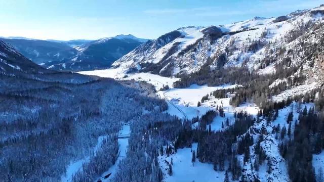 新疆阿禾公路首次冬季运营 冬日美景迎游客