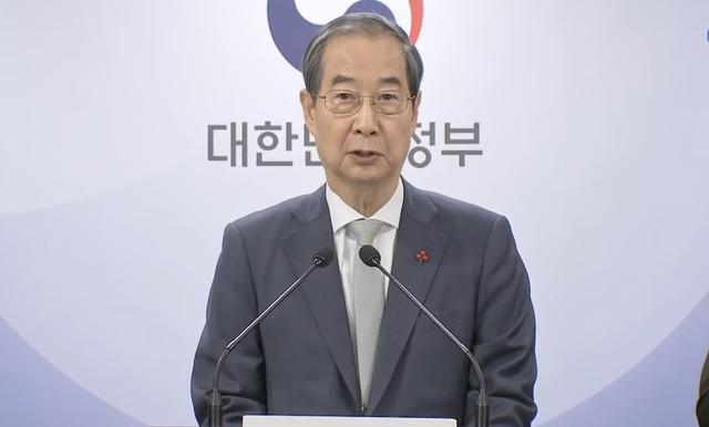 代行总统职权的韩国国务总理韩德洙发表对国民谈话