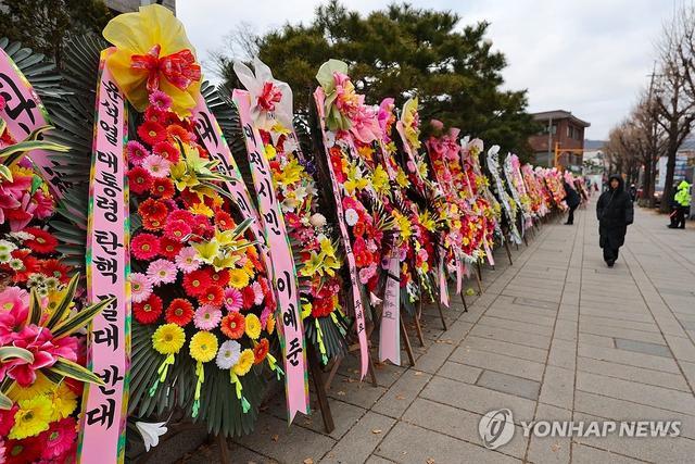 韩媒：尹锡悦“宅家”度过64岁生日 准备应对弹劾审判