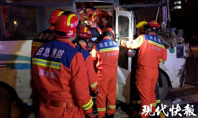 客车追尾半挂车18人被困 消防救援 紧急破拆救人