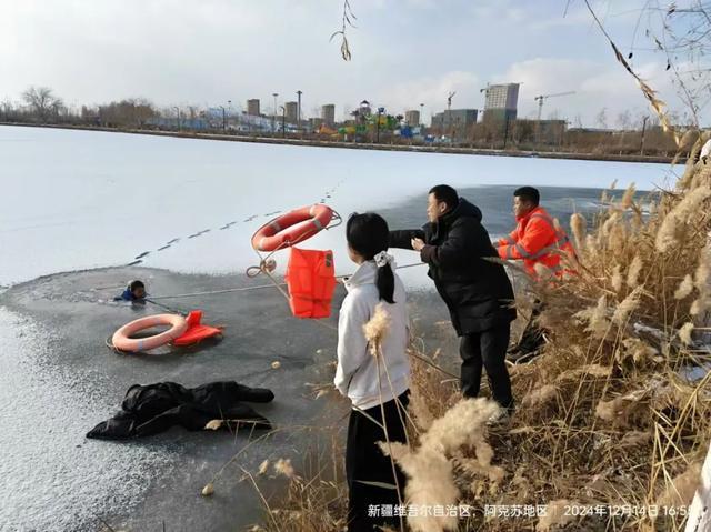 女孩意外落水 教师携手民警5分钟火速救援 冰湖上的生死时速