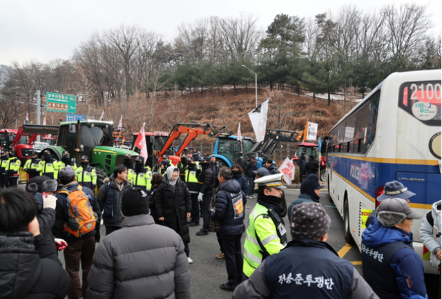 韩国农民开拖拉机进首尔集会遭拦截 警方限制通行引发对峙