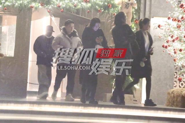 王宝强带超模身材女友吃火锅 情侣悠闲聚餐