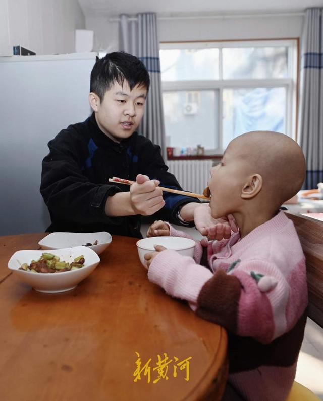 看着视频一点点学做饭，16岁哥哥带6岁妹妹在济抗癌 兄妹情深共渡难关