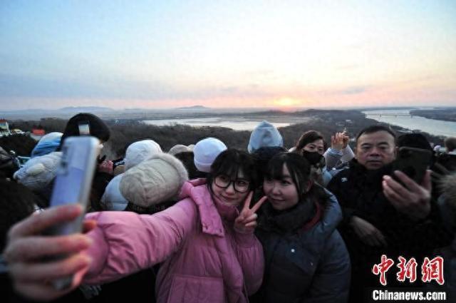 数千游客在中俄朝交界迎接新年第一缕曙光