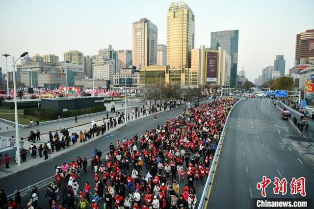 石家庄2万余人跑步迎新年 奥运冠军助阵