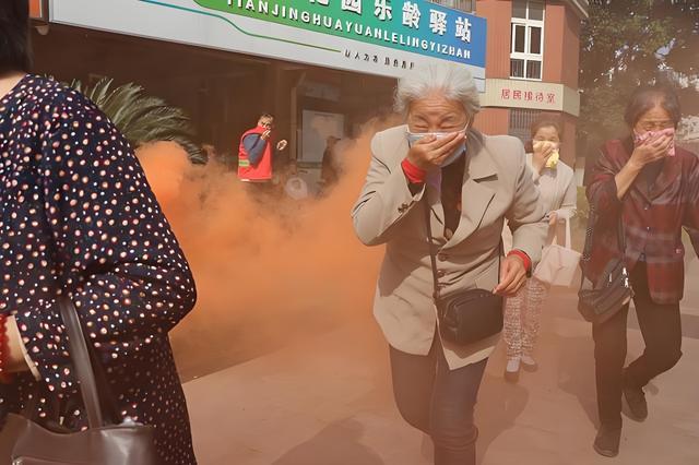 晚上睡觉前，最好在门把手挂一条毛巾，很多人还不懂，看完涨知识