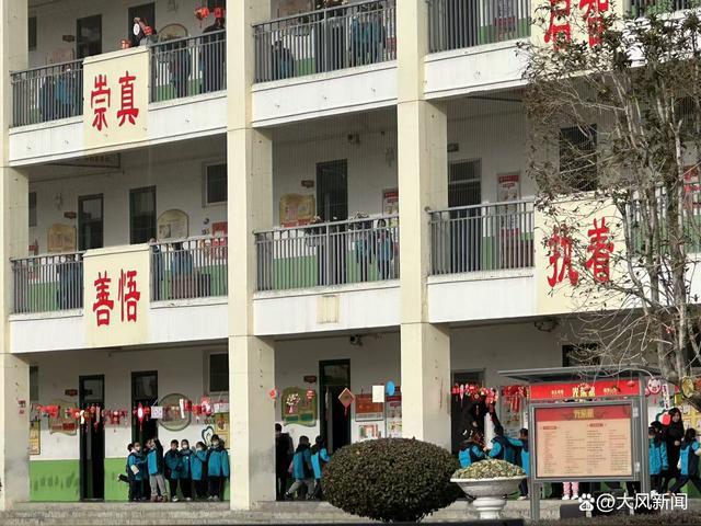 小学课间不让娃下楼 家长呼吁增加室外活动