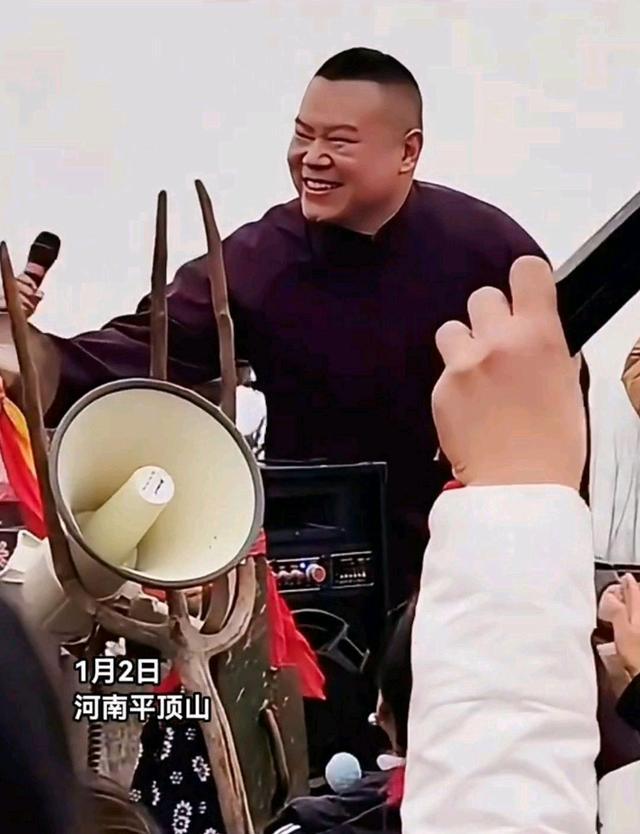 岳云鹏现身宝丰马街书会，和观众热情互动 传统文化焕发新活力