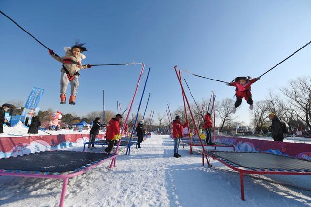 圆明园设置46条雪滑道供游客狂欢 冰雪乐园乐趣多