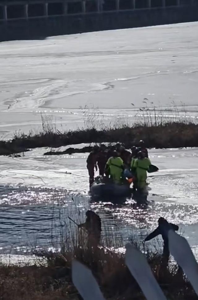 河北被困冰层下的冬泳者遇难