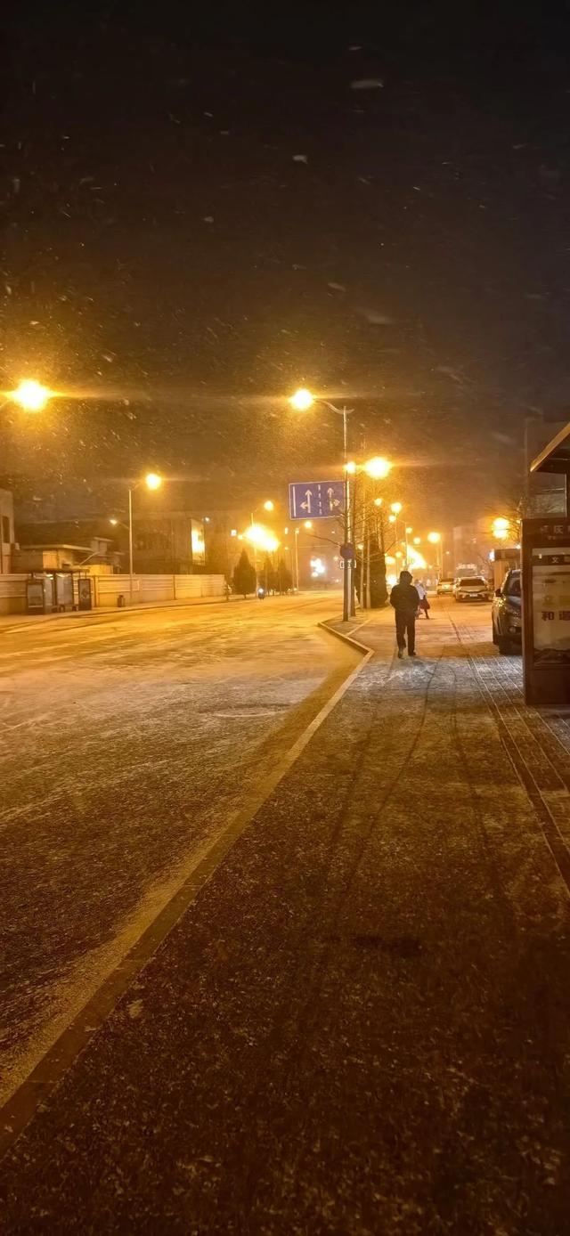 北京多区下雪 冬日浪漫夜景