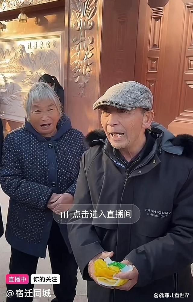 刘强东父亲在光明村与网友唠家常 朴实无华暖东说念主心