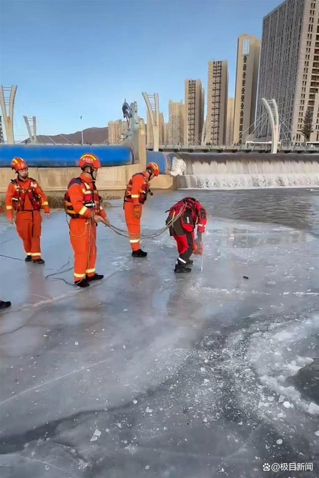 冬泳遇难大爷遗体被捞上岸 冰下危险引关注