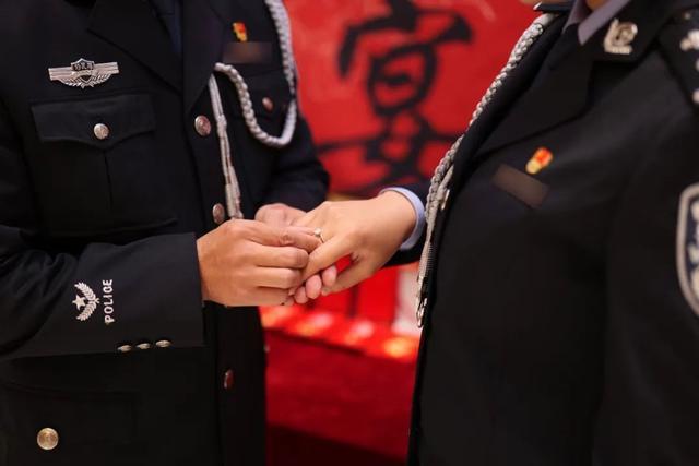 两缉毒警曾假扮情侣如今订婚了 从战友到爱人-第1张-新闻-51硕博论文