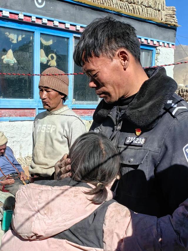 震區(qū)救援輔警一兒一女在地震中遇難 悲痛中的堅(jiān)守