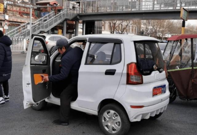 老年人駕照新規(guī)來(lái)襲 60歲以上可駕5種電動(dòng)車 放寬年齡限制帶來(lái)更多便利