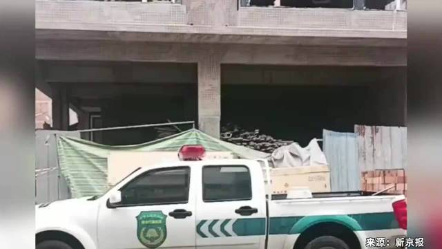 女子路过施工房屋 遭坠落钢筋砸中身亡