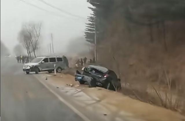 客車側翻路邊多名傷者送醫(yī)治療