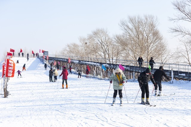 吉林：滑雪場(chǎng)里過大年 冰雪與親情共融