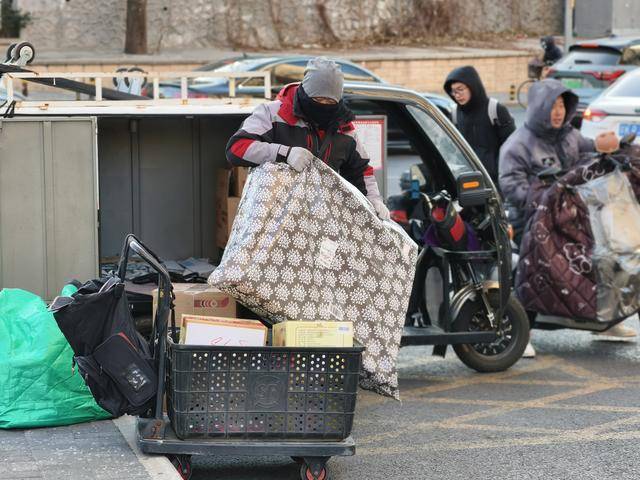 大風降溫天氣，戶外勞動者堅守崗位送暖流