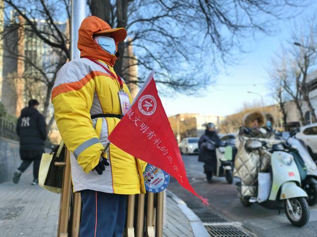 新葡萄娱乐北京：“暖流”驱寒流应对大风降温 户外劳动者坚守岗位(图2)