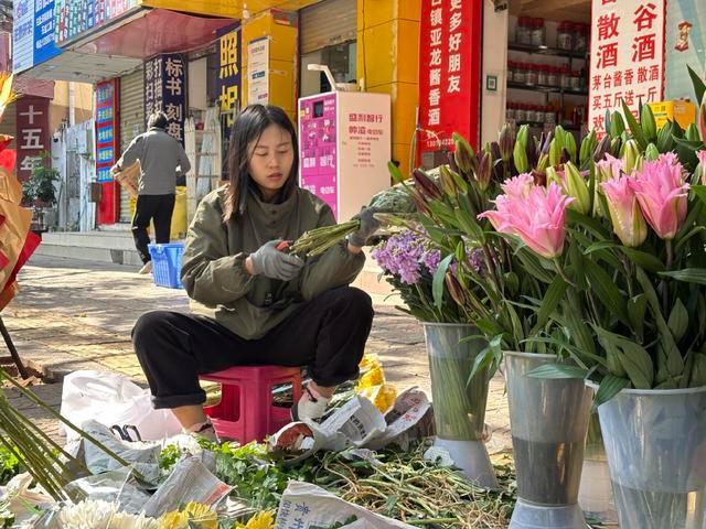 昆明鮮花市場情人節(jié)熱銷 花價上漲供銷兩旺