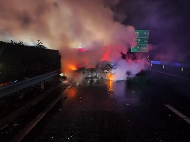 轎車高速上起火 消防員緊急撲救