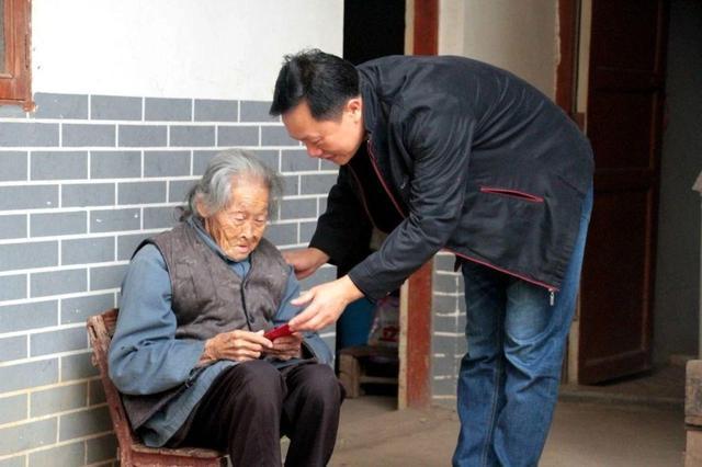 委員建議90歲以上減免醫(yī)保繳費 減輕老年人負(fù)擔(dān)