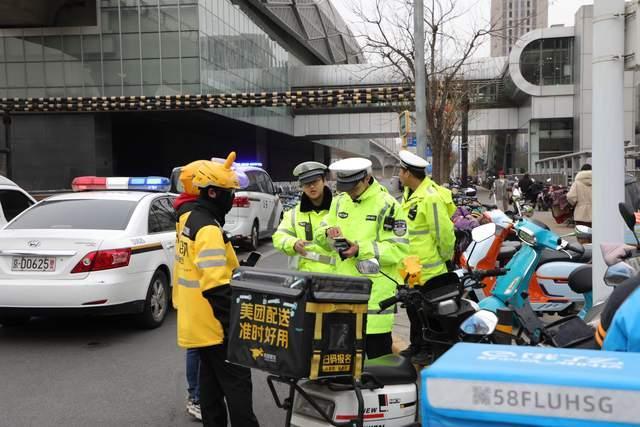 交警路口執(zhí)法抓車(chē) 外賣(mài)小哥丟車(chē)送餐 嚴(yán)查電動(dòng)自行車(chē)改裝