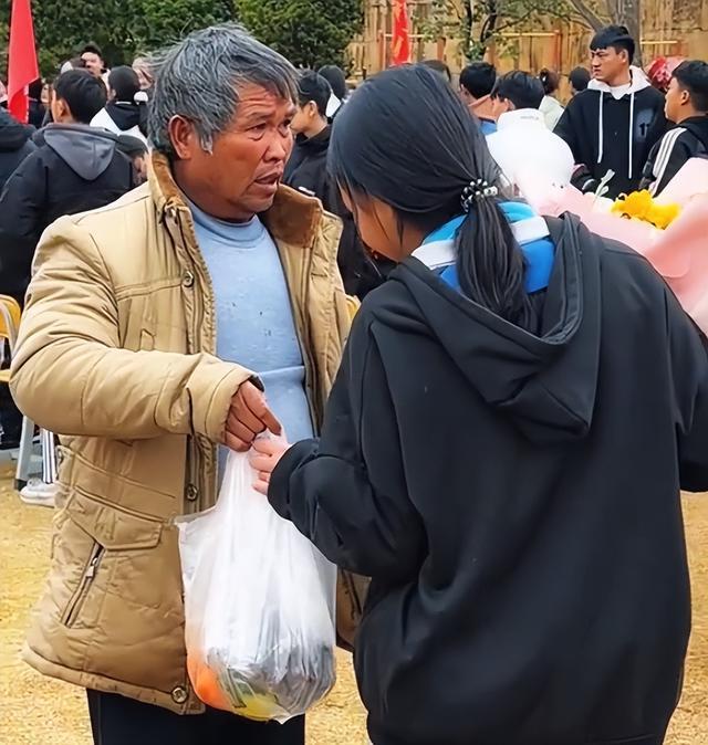 父親手捧鮮花雨中尋找孩子 感動無數(shù)網(wǎng)友